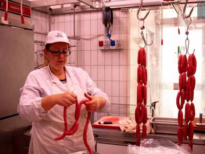 Enza � invece alle prese con la preparazione delle salsiccie